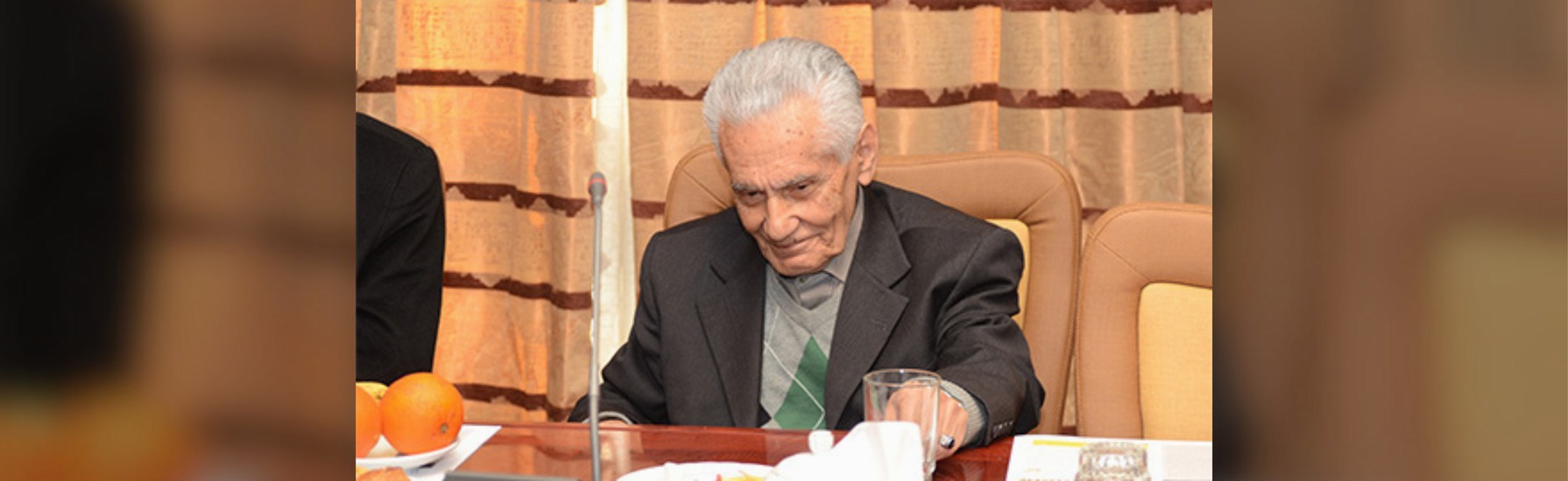 اخضر متجذرة